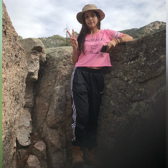 Meet your Posher, Robyn 💜 - Picture 6 of 6